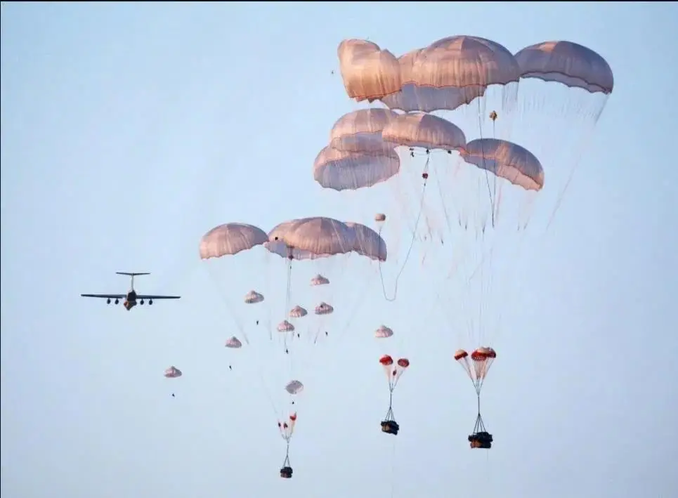 空投战车_运-20货舱尺寸与C-17伊尔-76对比_运-20战略运输机空投03式伞兵战车