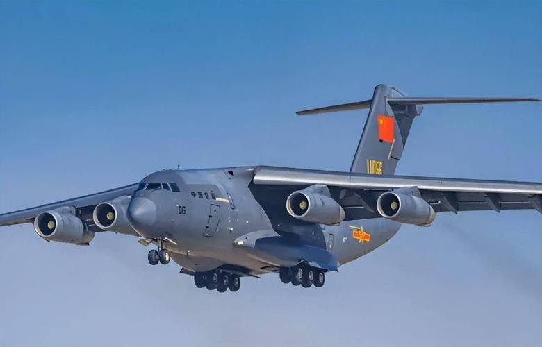 空投战车_运-20战略运输机空投03式伞兵战车_运-20货舱尺寸与C-17伊尔-76对比