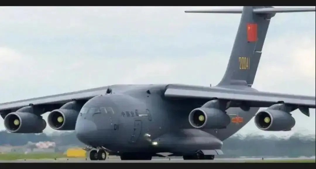 空投战车_运-20货舱尺寸与C-17伊尔-76对比_运-20战略运输机空投03式伞兵战车