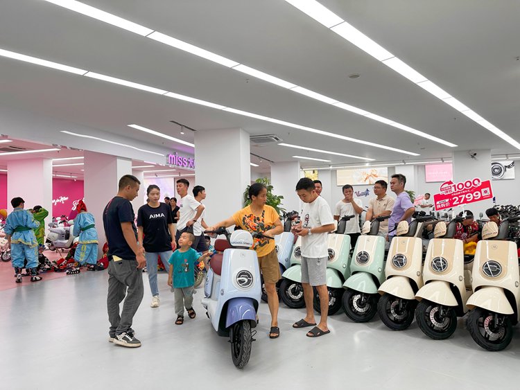 图为消费者在销售门店选购电动自行车。 新华网发